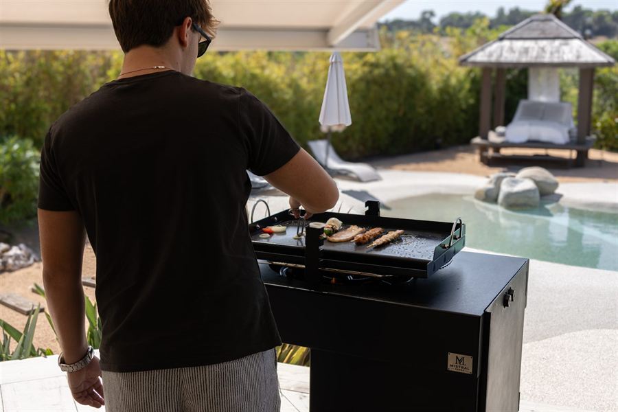 Cocinando a la plancha junto a la piscina