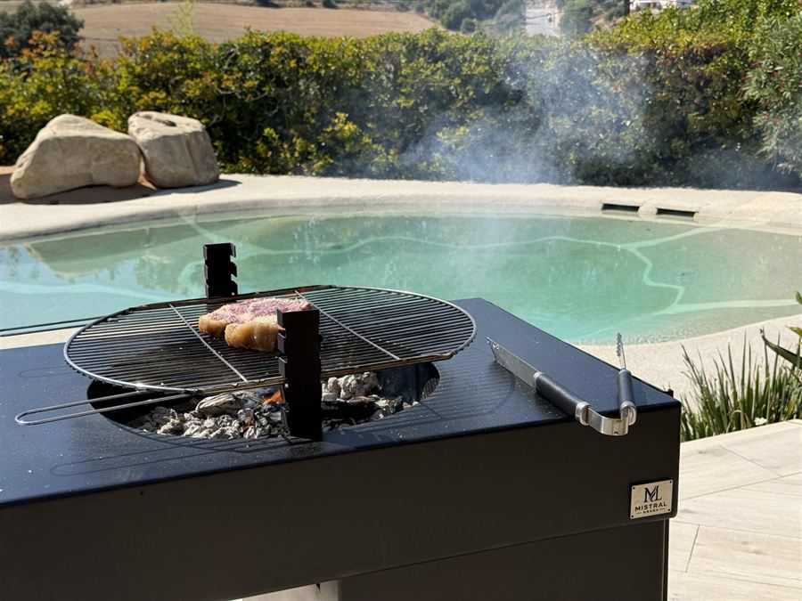 Brasa encendida en Dualis frente a la piscina