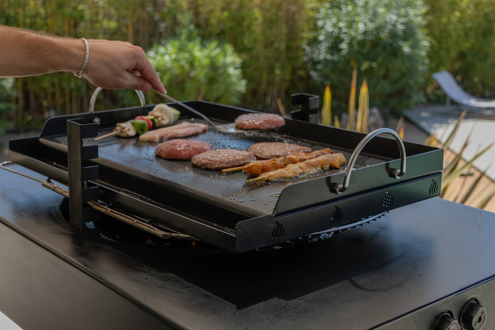 Cocinando a la plancha en Dualis con el sistema de gas